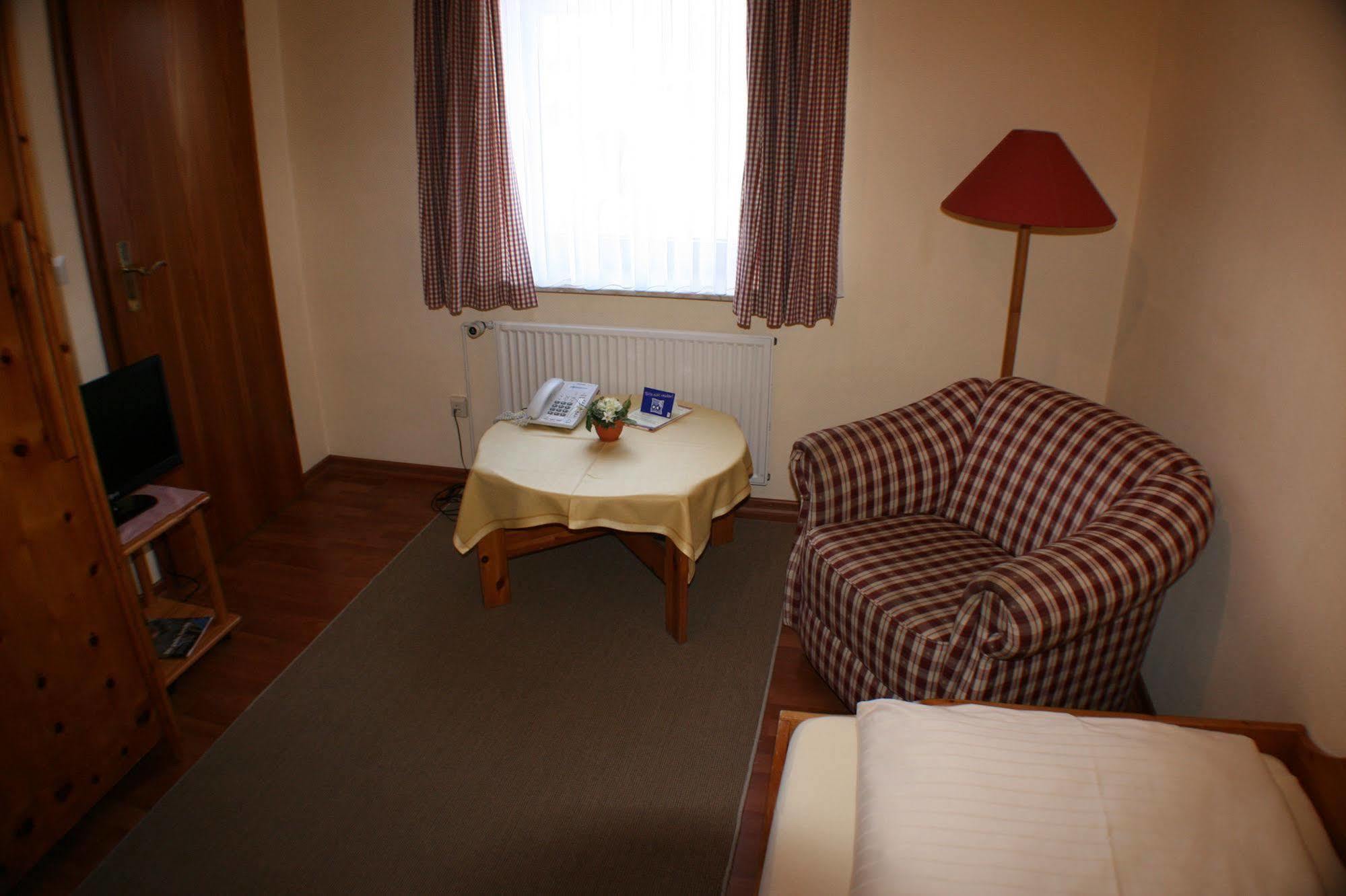 Ferienwohnungen Im Hotel Garni Zur Post Utersum Buitenkant foto