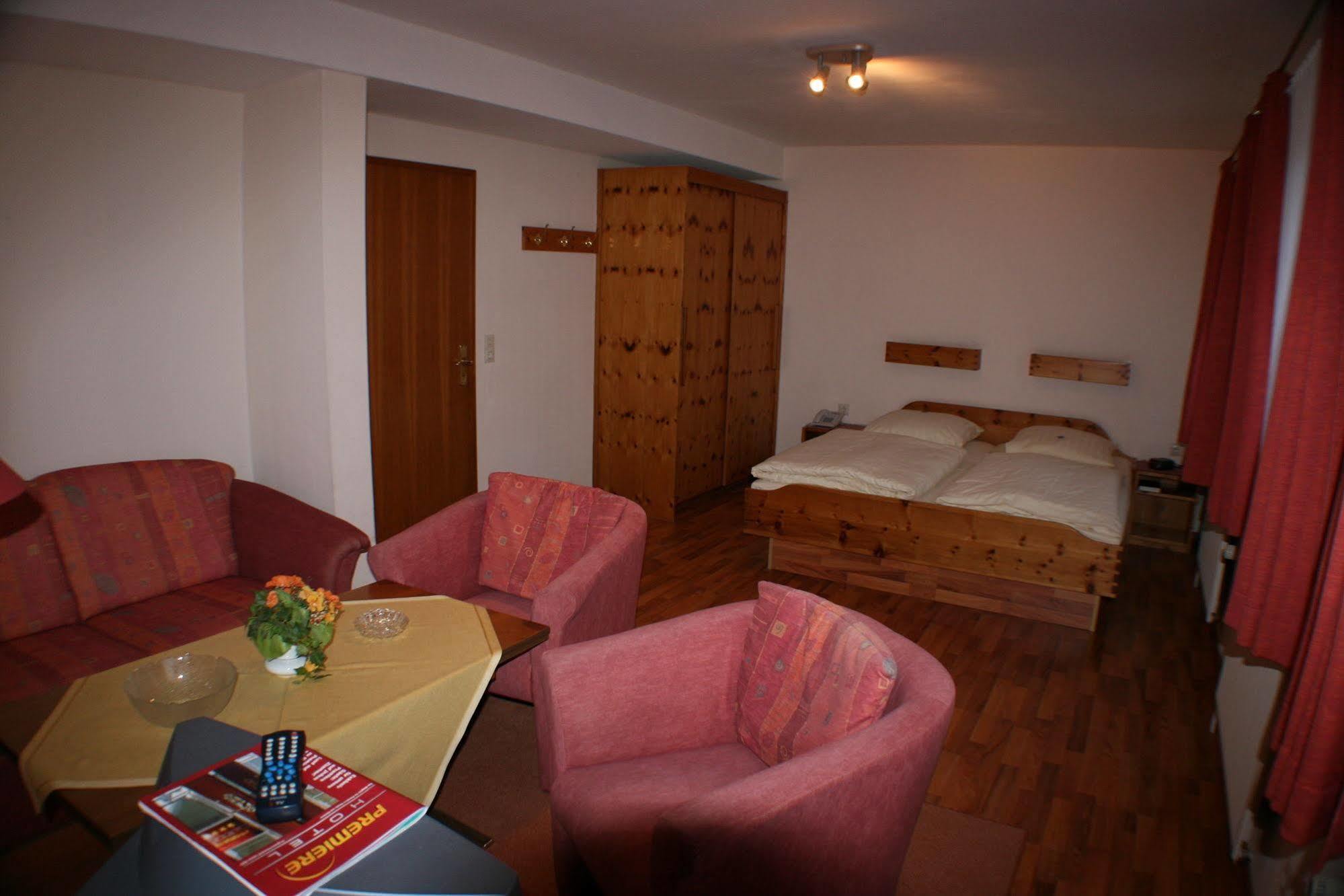 Ferienwohnungen Im Hotel Garni Zur Post Utersum Buitenkant foto